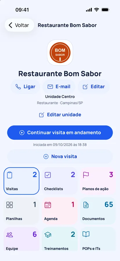 App do HelpCheck com a tela de um cliente, o logo, as ações e os módulos